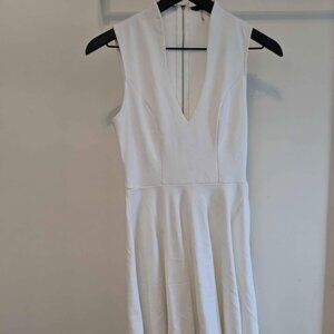 Elegant Soft Small White Knee-length Sleeveless V-Neck Fitted Dress